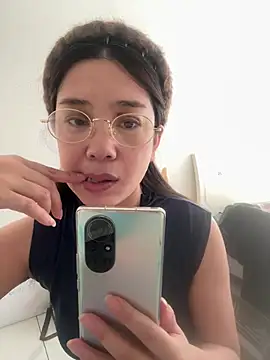 Snapshot of caomeibobo chatting on 03/25/26, 06:19 caomeibobo online show from 03/25/26, 06:19