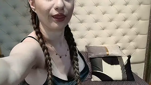 Snapshot of AmiellaRose chatting on 03/28/26, 06:35 AmiellaRose online show from 03/28/26, 06:35
