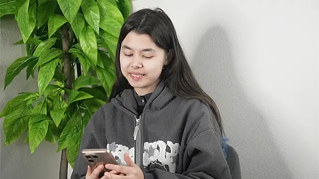 Snapshot of VaniaLeiss chatting on 03/24/26, 05:23 VaniaLeiss online show from 03/24/26, 05:23