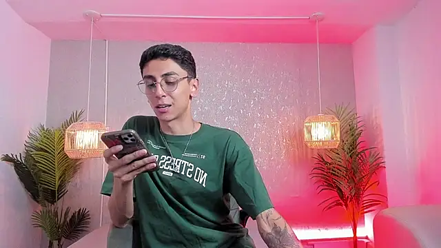 Snapshot of Gio_carangi chatting on 03/29/26, 03:28 Gio carangi online show from 03/29/26, 03:28