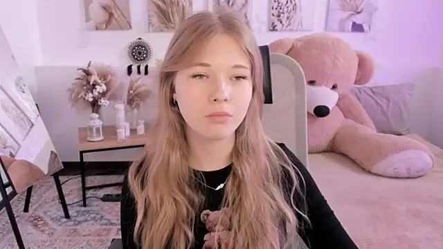 LunasFrost online show from 04/08/26, 08:14