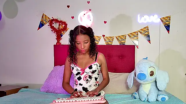 Snapshot of Ellie_Cute7 chatting on 07/13/26, 07:38 Ellie Cute7 online show from 07/13/26, 07:38