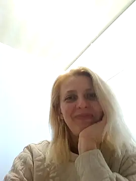Snapshot of MiaLove183 chatting on 04/18/26, 11:25 MiaLove183 online show from 04/18/26, 11:25