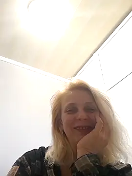 Snapshot of MiaLove183 chatting on 04/27/26, 01:31 MiaLove183 online show from 04/27/26, 01:31