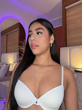 Snapshot of Rossie_Blooms chatting on 06/19/26, 02:16 Rossie Blooms online show from 06/19/26, 02:16