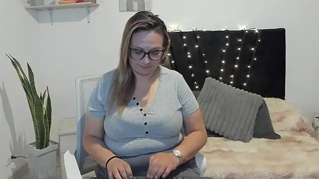 Just evangeline online show from 04/01/26, 02:36