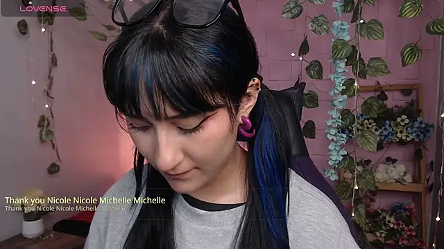 Snapshot of eyes_moonn chatting on 04/11/26, 03:55 eyes moonn online show from 04/11/26, 03:55