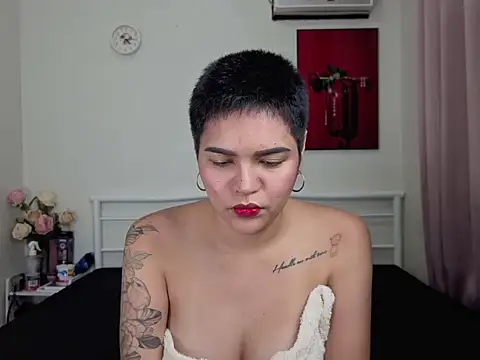 Snapshot of monicaconde chatting on 05/21/26, 08:21 monicaconde online show from 05/21/26, 08:21