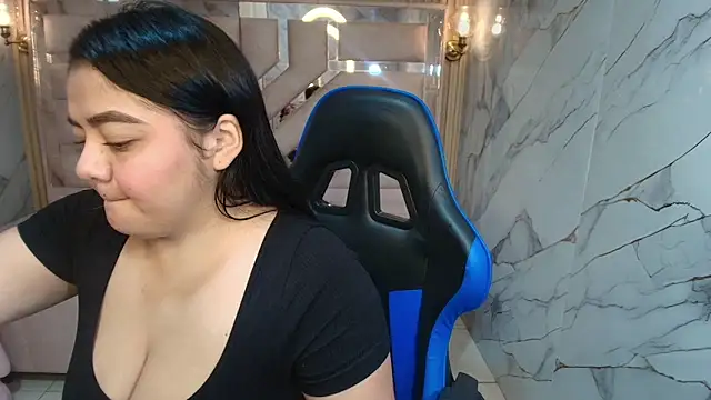 Snapshot of luna__r_ chatting on 04/02/26, 03:04 luna r online show from 04/02/26, 03:04