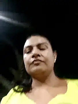 Snapshot of moon__issa chatting on 06/12/26, 02:10 moon issa online show from 06/12/26, 02:10