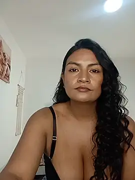 Snapshot of moon__issa chatting on 07/06/26, 02:08 moon issa online show from 07/06/26, 02:08