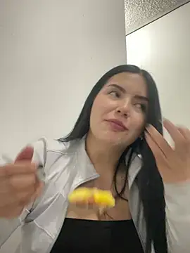 Snapshot of Cami_olarte chatting on 04/25/26, 12:35 Cami olarte online show from 04/25/26, 12:35