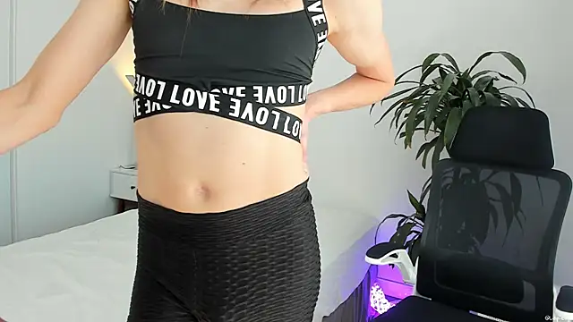 Snapshot of LilyReina chatting on 03/31/26, 05:57 LilyReina online show from 03/31/26, 05:57