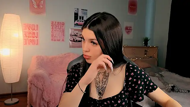 molly rettyy online show from 04/17/26, 04:37