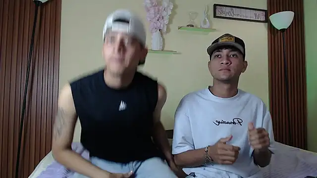 Snapshot of TwoHotTrouble_ chatting on 03/30/26, 10:00 TwoHotTrouble online show from 03/30/26, 10:00