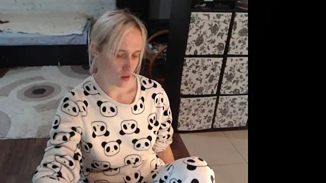 Snapshot of Sweet_hot_shrmp chatting on 06/12/26, 12:37 Sweet hot shrmp online show from 06/12/26, 12:37