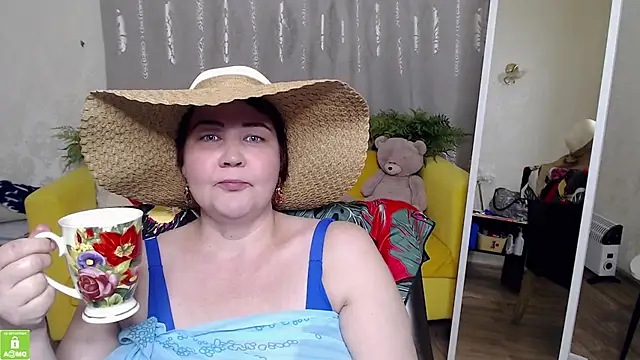 Snapshot of QUEEN02030 chatting on 05/29/26, 12:14 QUEEN02030 online show from 05/29/26, 12:14