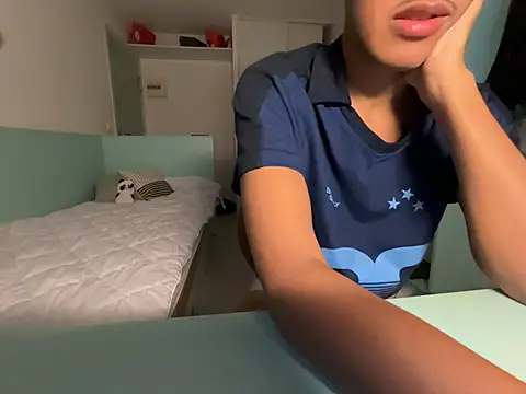 Snapshot of Rebeu_77 chatting on 07/18/26, 04:00 Rebeu 77 online show from 07/18/26, 04:00