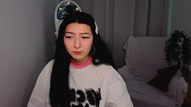 Snapshot of HanamiCei chatting on 04/14/26, 01:28 HanamiCei online show from 04/14/26, 01:28