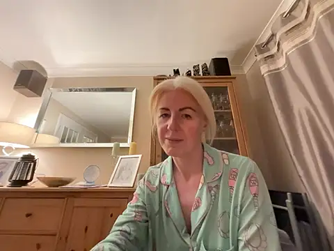 Laylaskyexx online show from 05/13/26, 09:33
