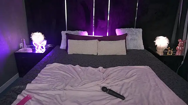Snapshot of MelaniiePlay chatting on 06/27/26, 01:17 MelaniiePlay online show from 06/27/26, 01:17