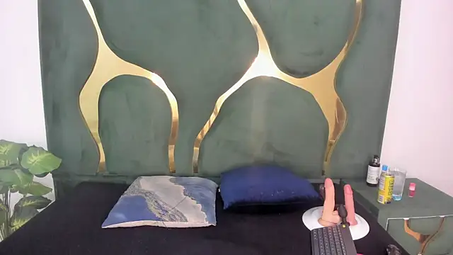 Daphne cuteht online show from 04/23/26, 08:55
