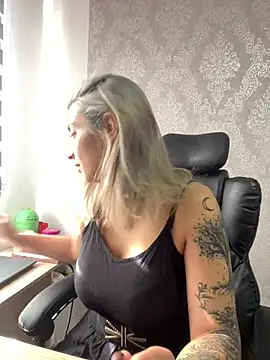 Snapshot of Isabella_varella- chatting on 07/15/26, 12:54 Isabella varella- online show from 07/15/26, 12:54