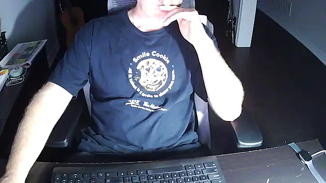 Snapshot of Shalun2000 chatting on 06/19/26, 02:49 Shalun2000 online show from 06/19/26, 02:49