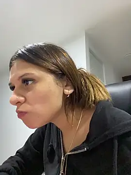 Snapshot of Alison_parkerrr chatting on 04/06/26, 04:46 Alison parkerrr online show from 04/06/26, 04:46