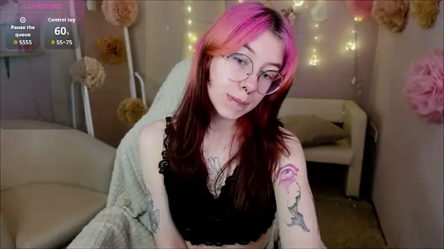 Snapshot of Alice_Nyx chatting on 05/15/26, 08:38 Alice Nyx online show from 05/15/26, 08:38