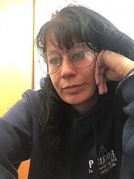 Laacoluu online show from 04/07/26, 01:11