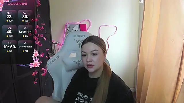Snapshot of AmeliePeach chatting on 04/06/26, 04:57 AmeliePeach online show from 04/06/26, 04:57