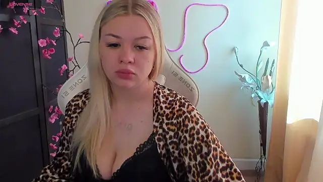 Snapshot of AmeliePeach chatting on 06/17/26, 01:30 AmeliePeach online show from 06/17/26, 01:30