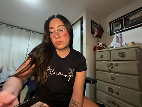 vampiralatina online show from 05/17/26, 06:11