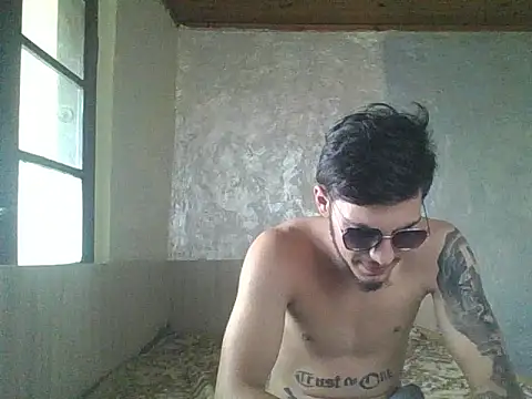 Snapshot of robertmrn112 chatting on 05/31/26, 02:02 robertmrn112 online show from 05/31/26, 02:02
