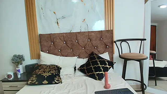 scarlet fox75 online show from 04/15/26, 07:58