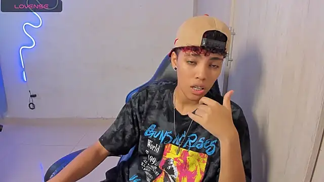 Snapshot of axel_luxxx chatting on 04/15/26, 07:58 axel luxxx online show from 04/15/26, 07:58