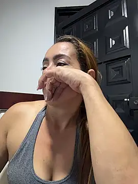 Natigoonzalez online show from 05/06/26, 01:14
