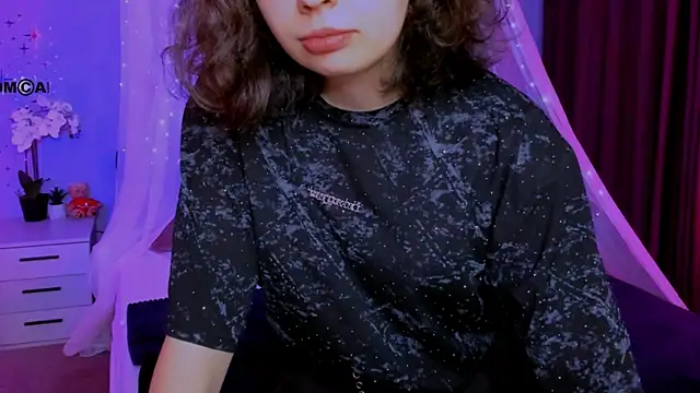 mia mooon  online show from 05/11/26, 09:04