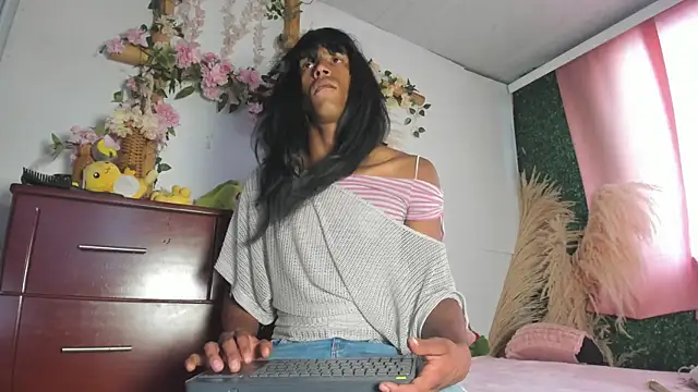 Snapshot of Lexyy_lux chatting on 04/15/26, 01:29 Lexyy lux online show from 04/15/26, 01:29