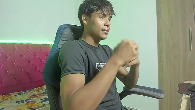 Snapshot of skinny_sam chatting on 04/18/26, 02:48 skinny sam online show from 04/18/26, 02:48