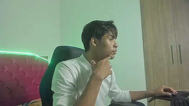 Snapshot of skinny_sam chatting on 04/23/26, 04:14 skinny sam online show from 04/23/26, 04:14
