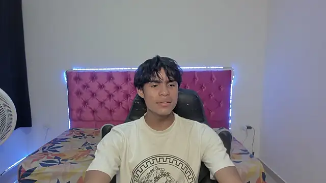 Snapshot of skinny_sam chatting on 05/25/26, 05:24 skinny sam online show from 05/25/26, 05:24