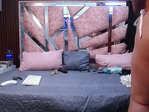 Snapshot of scarletjonescl202 chatting on 04/15/26, 04:03 scarletjonescl202 online show from 04/15/26, 04:03