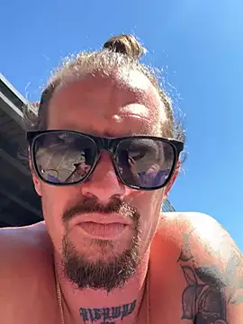 youngwildfreee online show from 04/25/26, 07:55