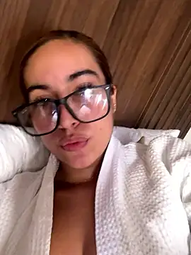 Snapshot of Aitana_Lux chatting on 04/17/26, 07:28 Aitana Lux online show from 04/17/26, 07:28