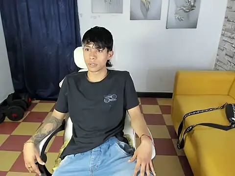 Snapshot of orrduz06 chatting on 04/11/26, 01:21 orrduz06 online show from 04/11/26, 01:21