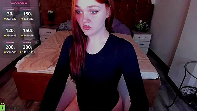 Snapshot of Emilly_Hiil chatting on 06/19/26, 12:59 Emilly Hiil online show from 06/19/26, 12:59