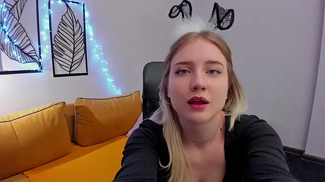 Liacandy  online show from 04/18/26, 01:42