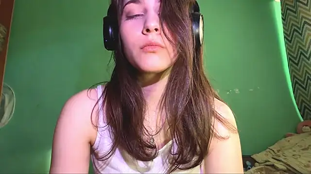 Snapshot of Marywalce chatting on 04/11/26, 01:37 Marywalce online show from 04/11/26, 01:37